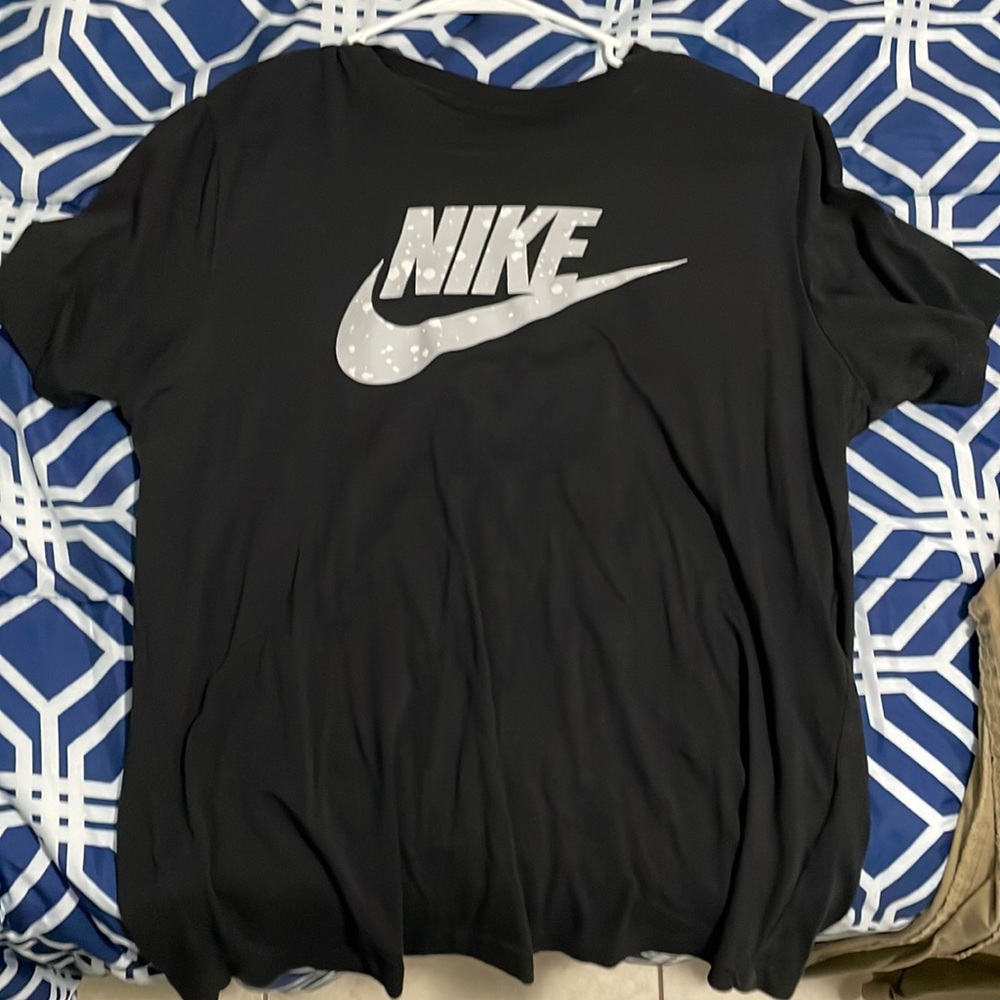 Selling Nike tee it’s too big
